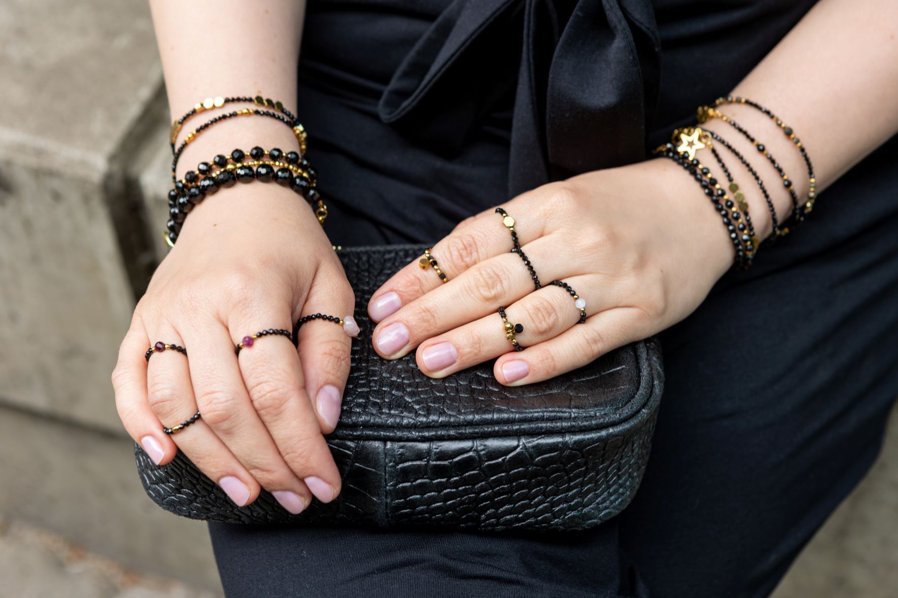 Elastyczny pierścionek na gumce z kamieni naturalnych